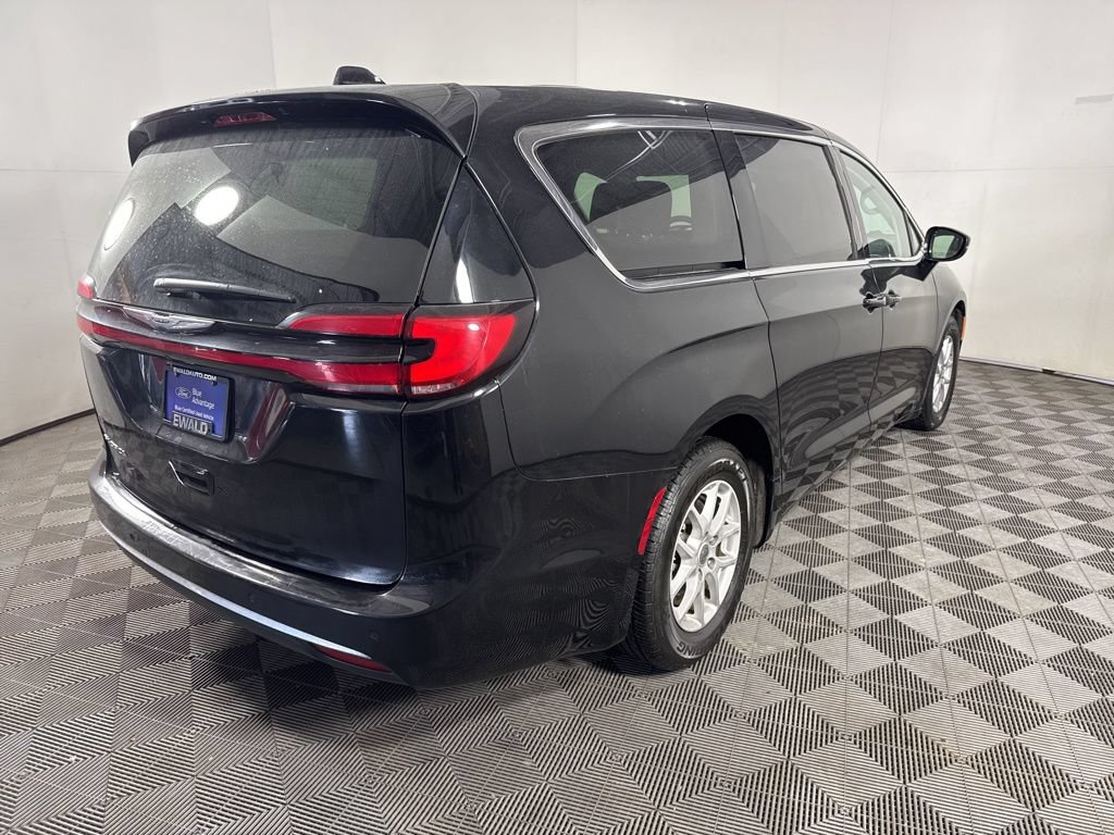 Used 2024 Chrysler Pacifica Touring-L FWD image 12