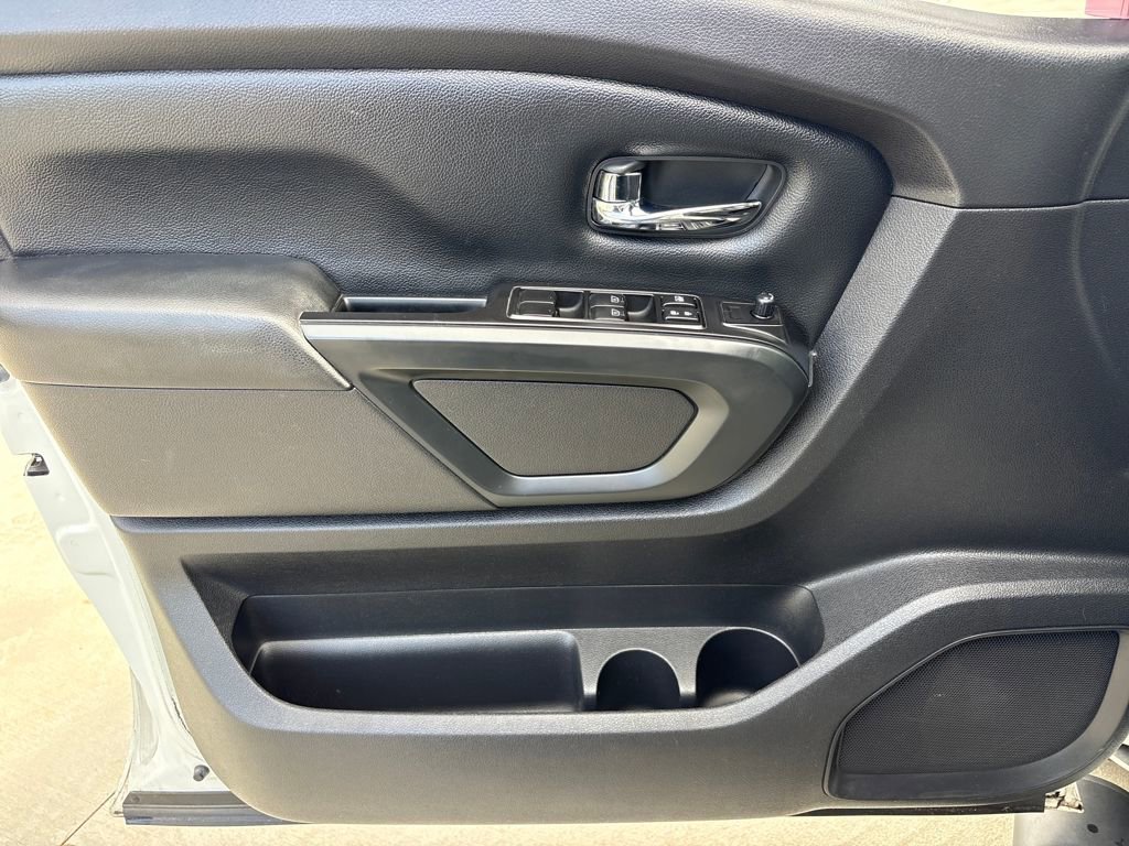 Used 2018 Nissan Titan SV w/ SV Convenience Package image 15