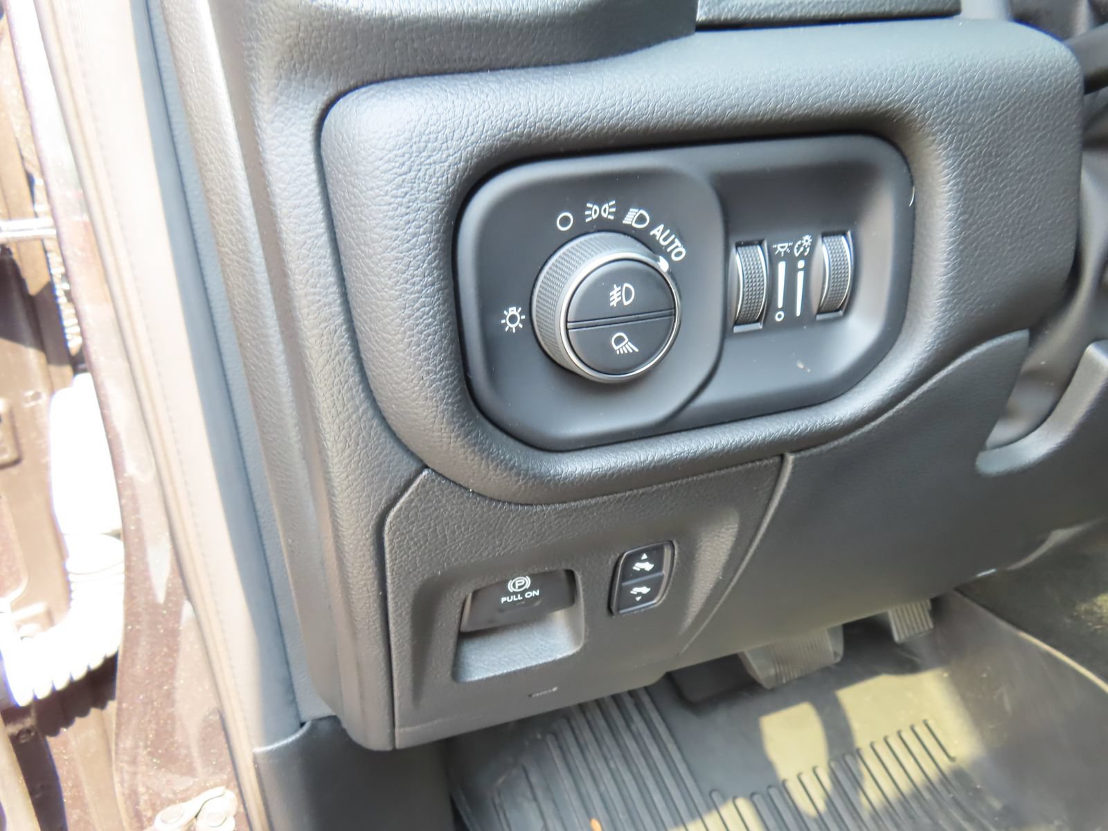 Used 2023 RAM 1500 Laramie AWD/4WD image 16