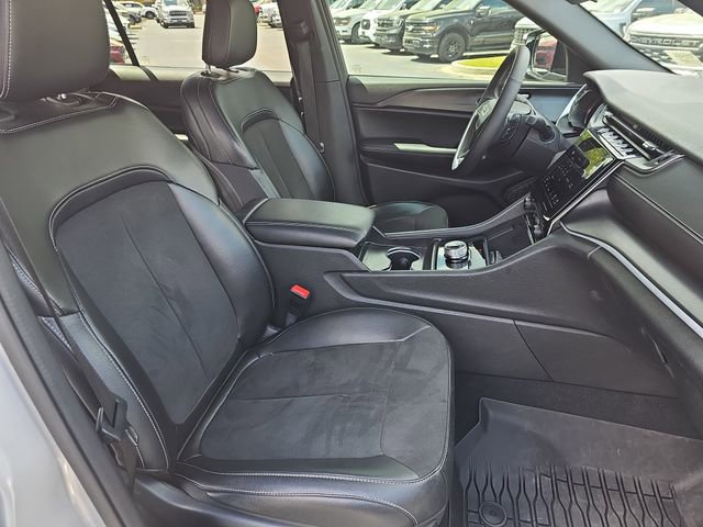 Used 2024 Jeep Grand Cherokee L Altitude AWD/4WD image 12