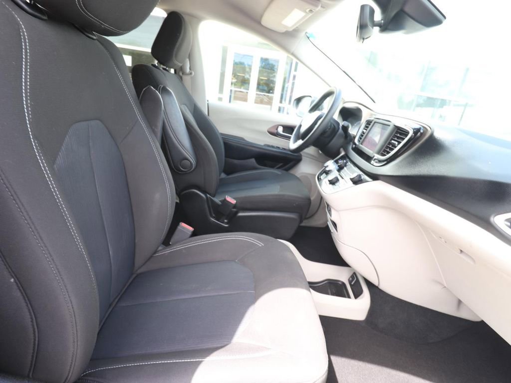 Used 2023 Chrysler Voyager LX FWD image 14