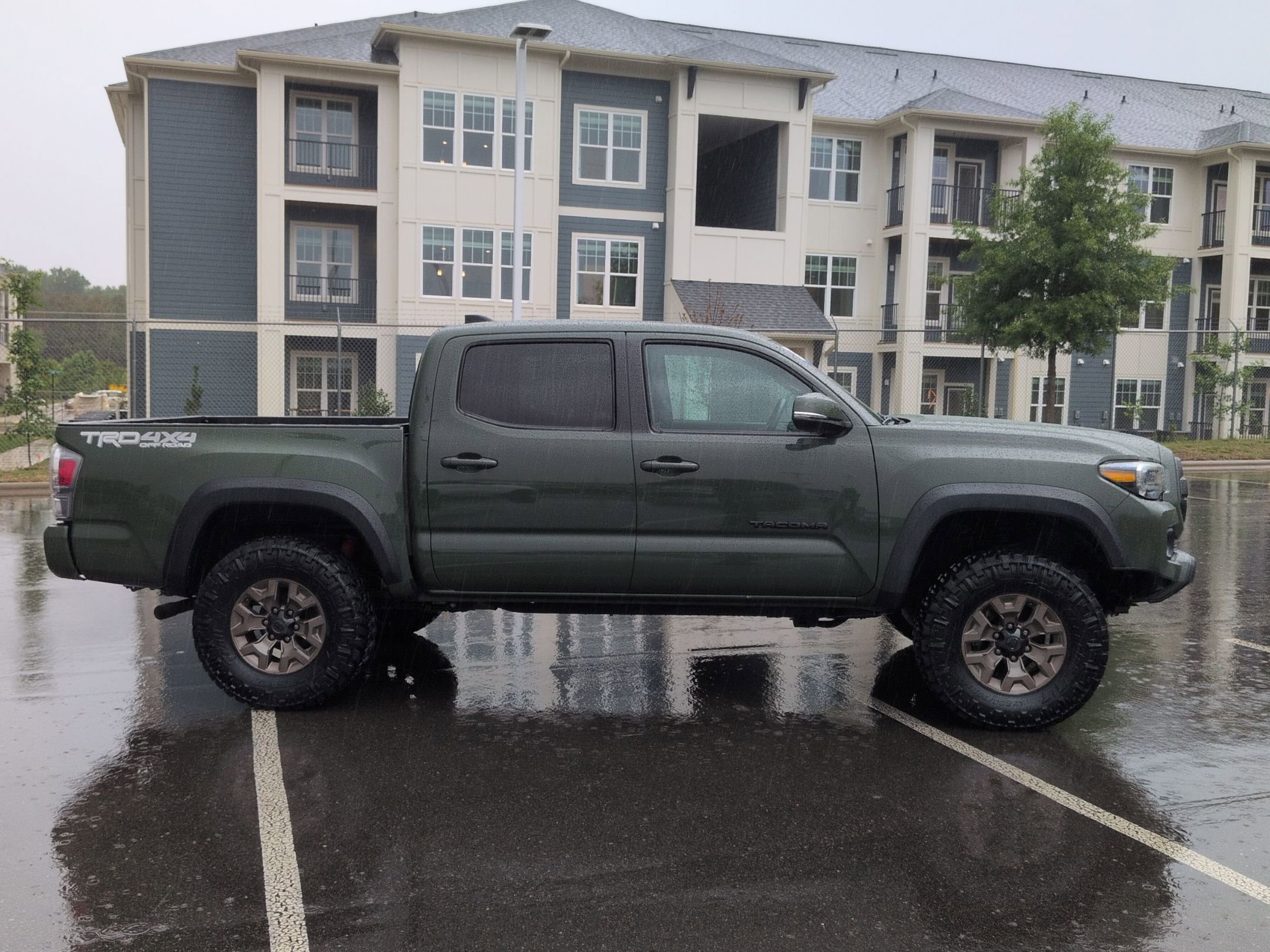 Used 2021 Toyota Tacoma TRD Off-Road w/ TRD Premium Off Road Package AWD/4WD image 3