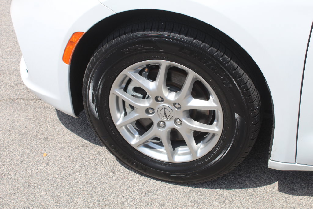 Used 2024 Chrysler Pacifica Touring-L FWD image 6
