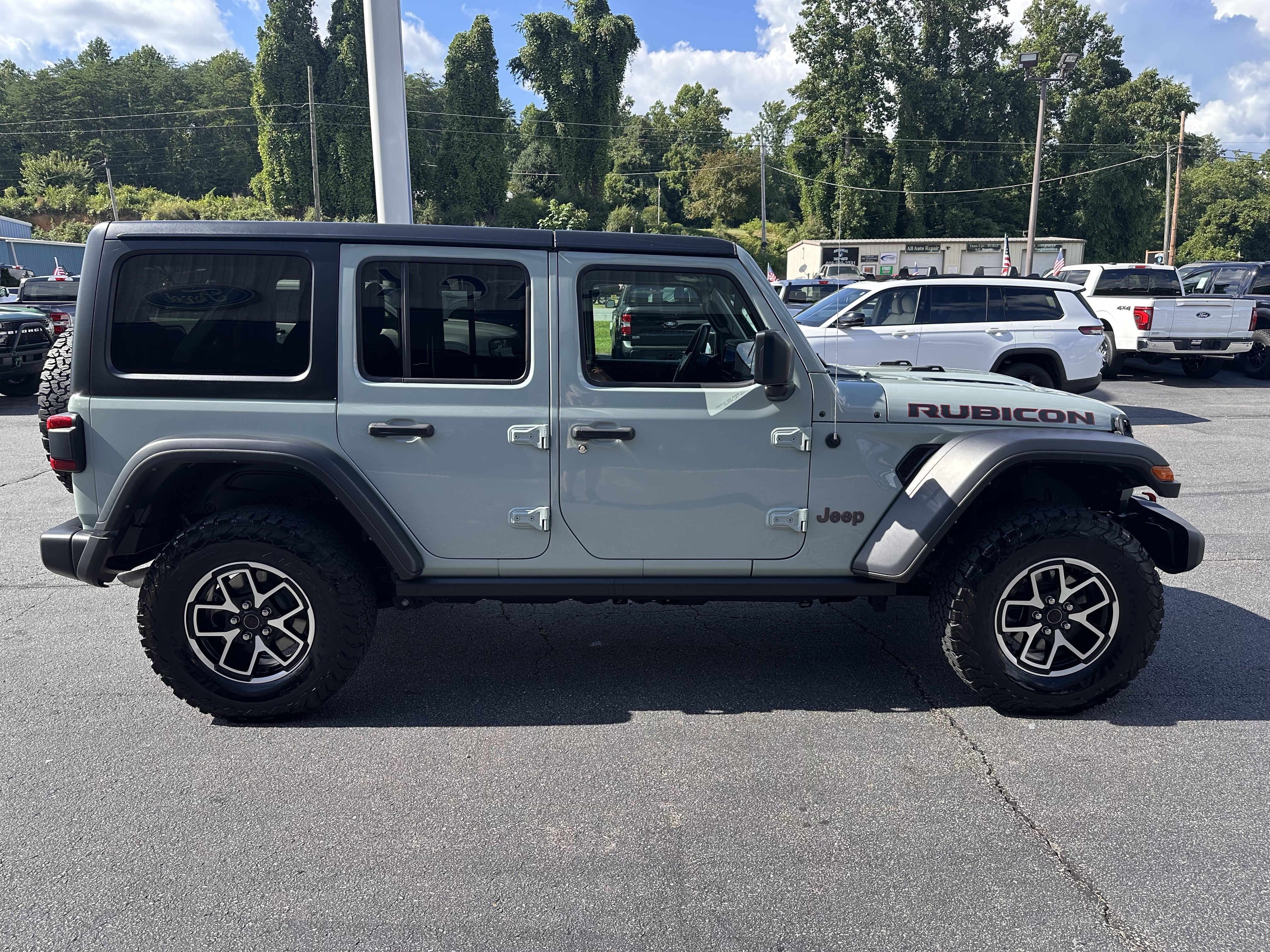 Used 2024 Jeep Wrangler Unlimited Rubicon w/ Convenience Group AWD/4WD image 5