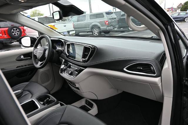Used 2024 Chrysler Pacifica Touring-L AWD/4WD image 22