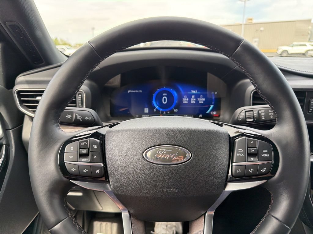 Certified 2023 Ford Explorer Platinum w/ Premium Technology Package AWD/4WD image 16