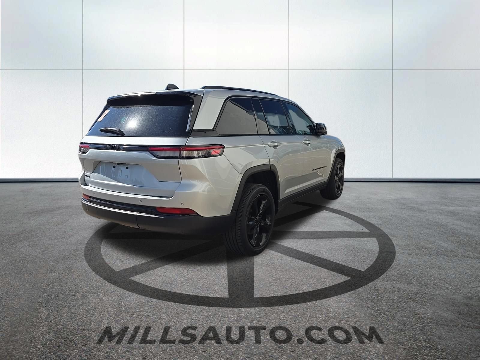 Used 2024 Jeep Grand Cherokee Altitude AWD/4WD image 4