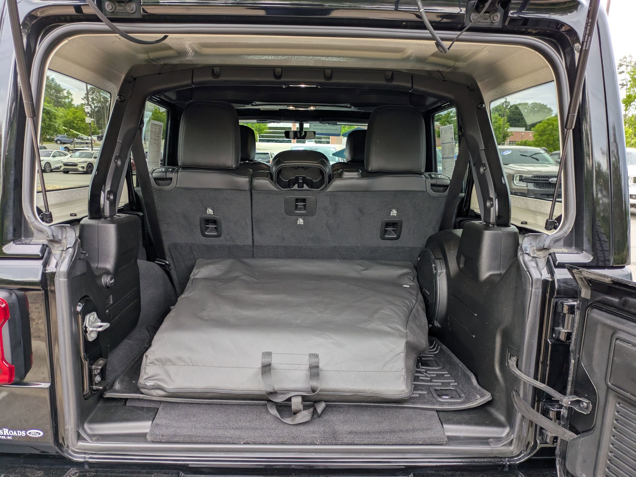 Used 2023 Jeep Wrangler Unlimited Sahara AWD/4WD image 35