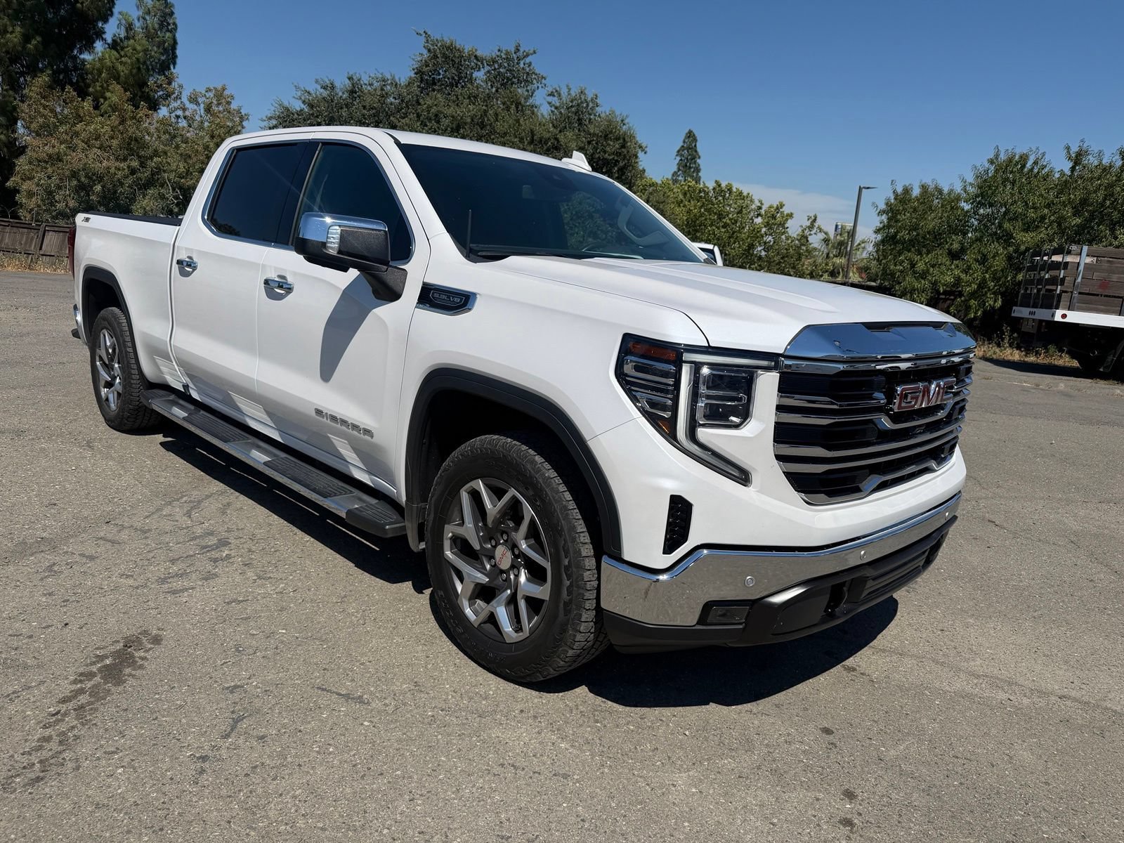 Used 2023 GMC Sierra 1500 SLT w/ SLT Premium Plus Package AWD/4WD image 7