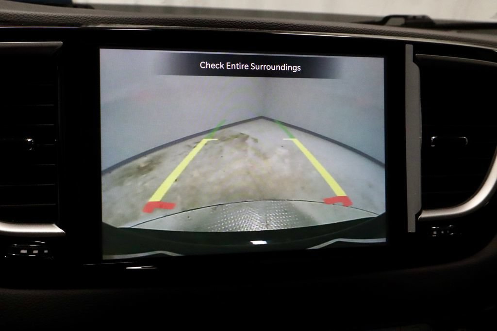 Used 2025 Chrysler Pacifica Select FWD image 2
