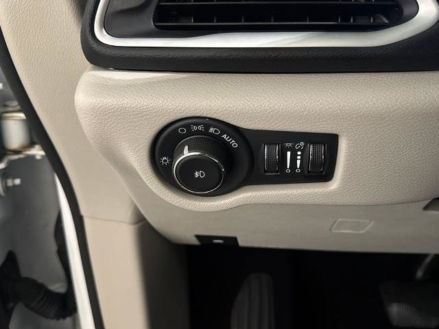 Used 2024 Chrysler Pacifica Touring-L FWD image 18