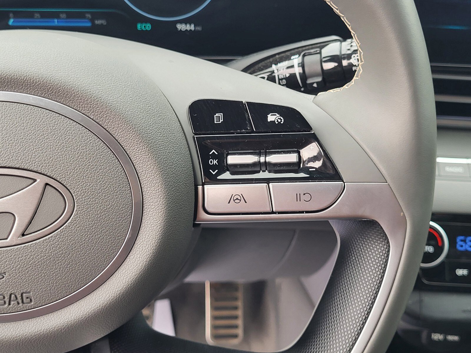 Used 2025 Hyundai Elantra SEL image 28