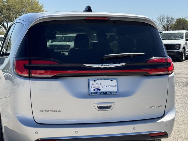 Used 2024 Chrysler Pacifica Limited image 6