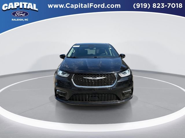 Used 2024 Chrysler Pacifica Touring-L image 9