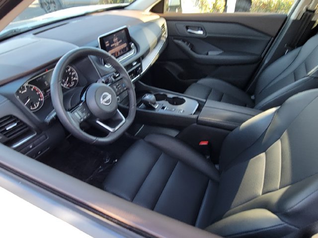 Used 2023 Nissan Rogue SV w/ SV Premium B Package FWD image 3