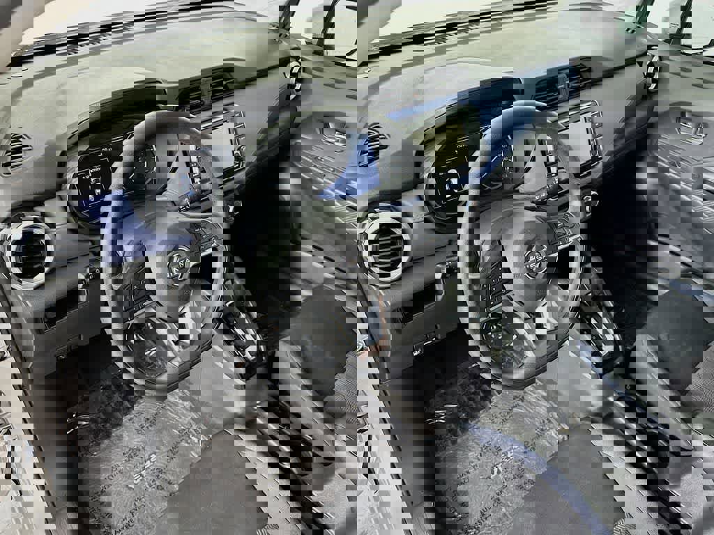 Used 2023 Nissan Versa SV image 9