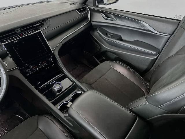 Used 2025 Jeep Grand Cherokee Altitude AWD/4WD image 11