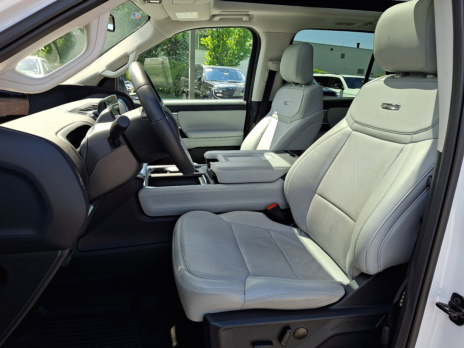 Certified 2025 Ford Expedition Platinum w/ Driver's Package AWD/4WD image 17