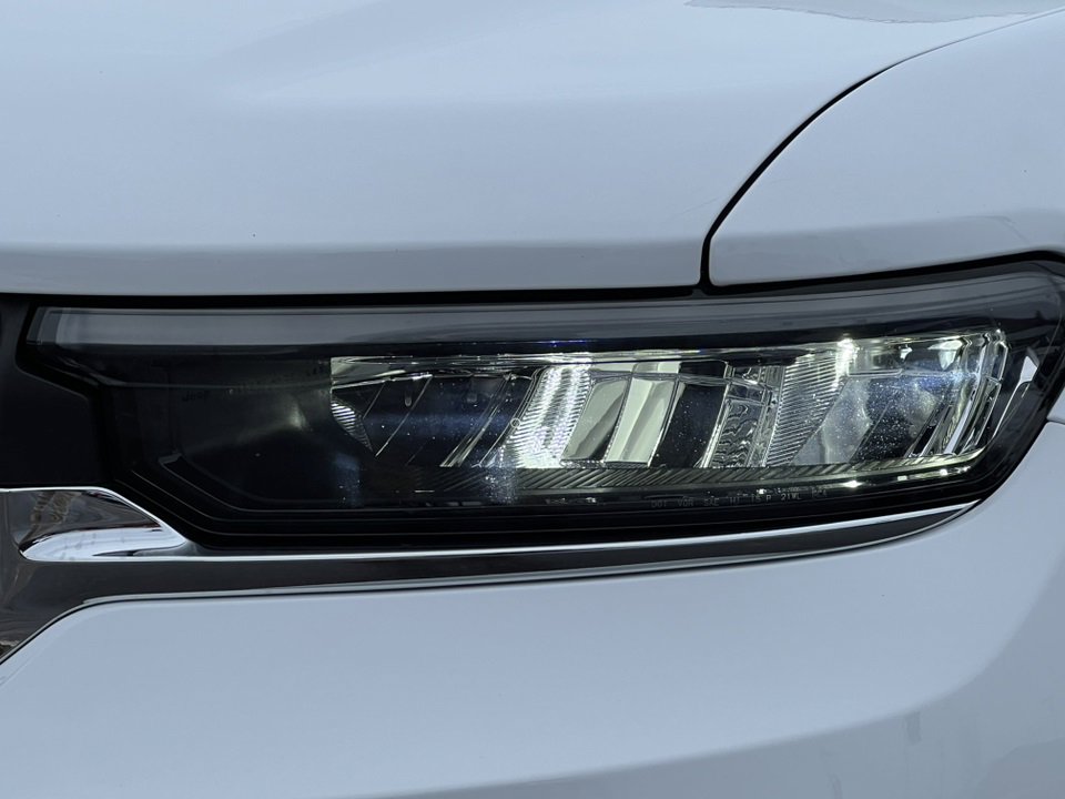 Used 2022 Jeep Grand Cherokee Laredo w/ Luxury Tech Group I image 32