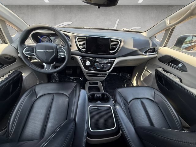 Used 2023 Chrysler Pacifica Touring-L FWD image 21