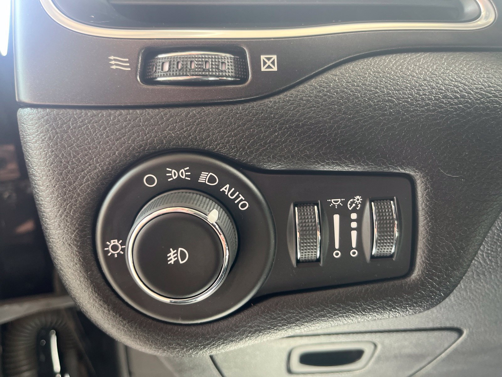 Used 2020 Jeep Cherokee Trailhawk w/ Cold Weather Group AWD/4WD image 15