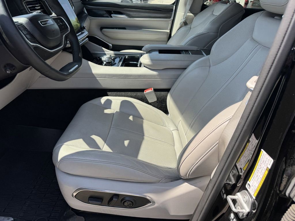 Used 2024 Jeep Wagoneer Series III AWD/4WD image 13
