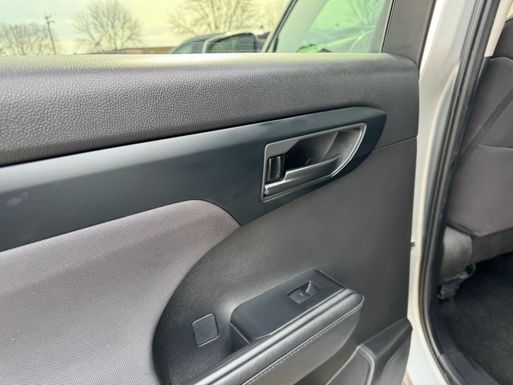 Used 2024 Toyota Highlander LE image 24