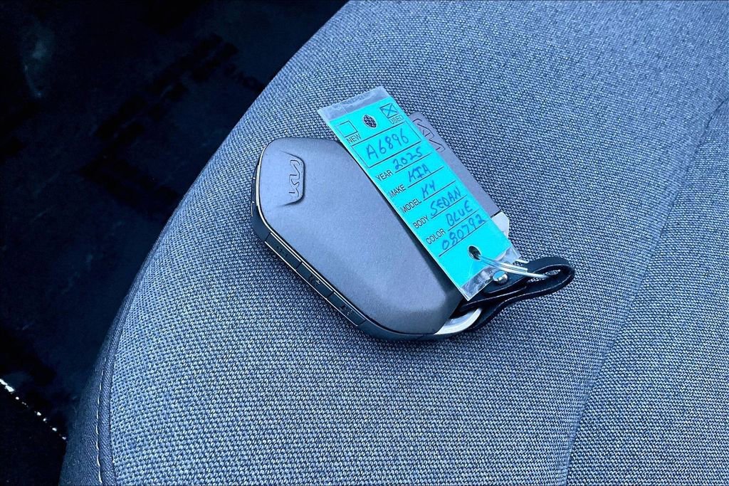 Used 2025 Kia K4 LXS image 12