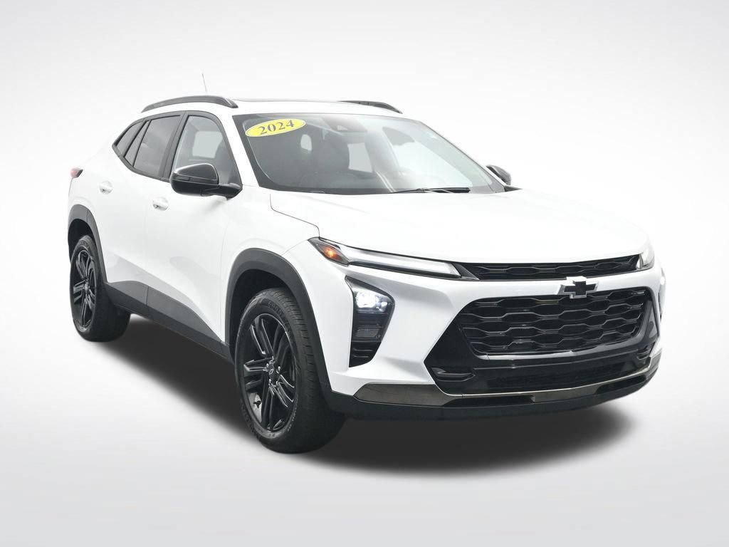 Used 2024 Chevrolet Trax ACTIV w/ Sunroof Package FWD image 3