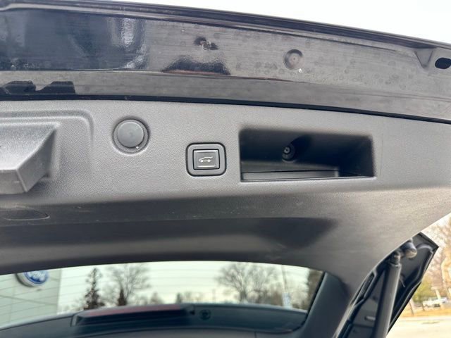 Used 2020 Chevrolet Equinox LT w/ Driver Convenience Package image 32