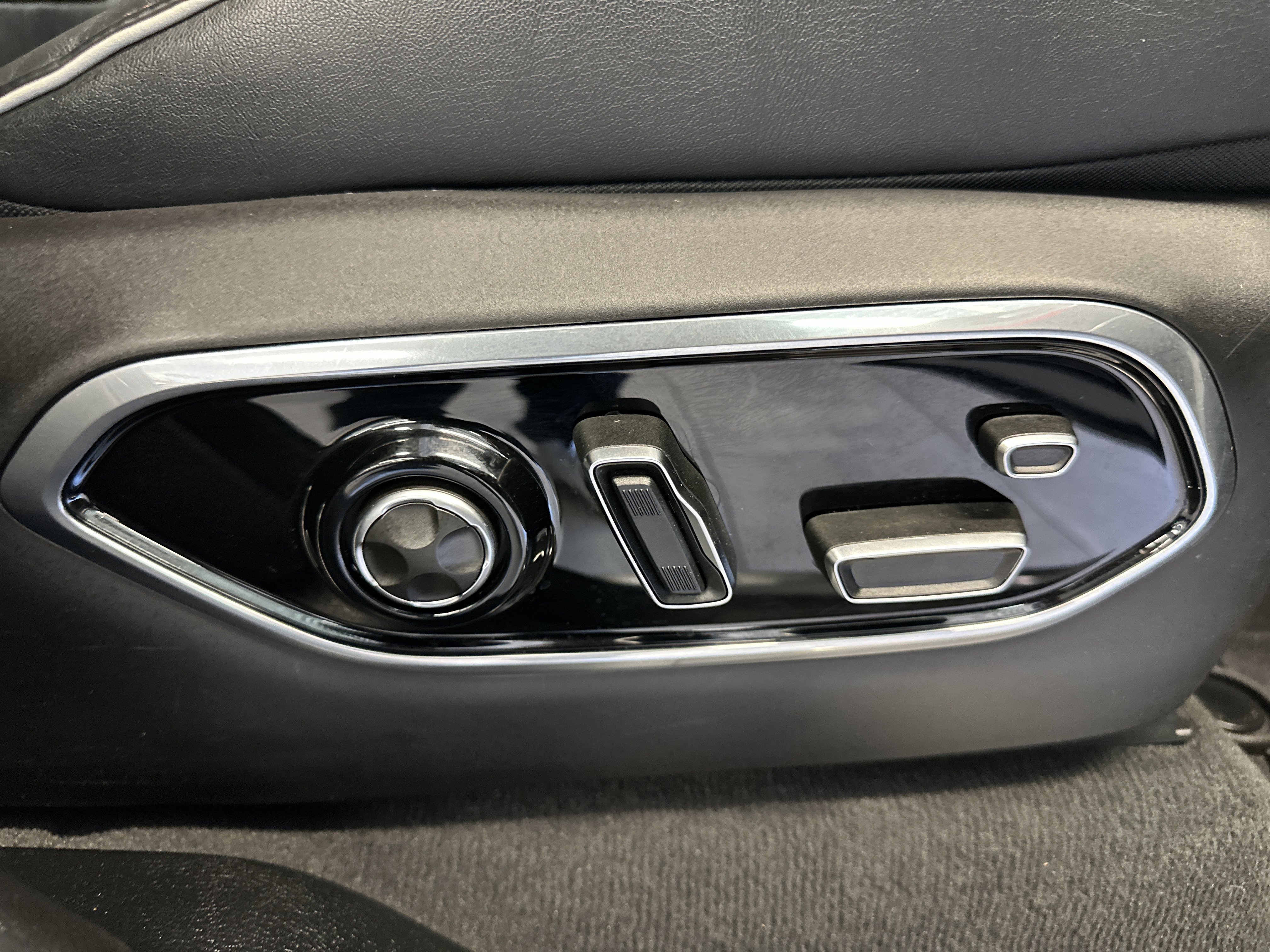 Used 2022 Jeep Grand Cherokee L Summit w/ Advanced Protech Group IV image 26