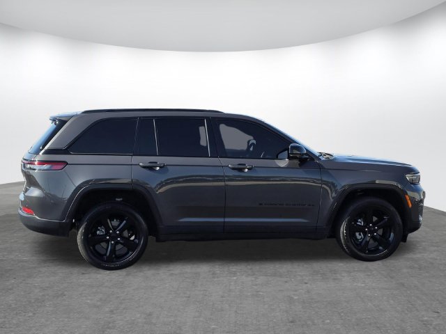 Used 2024 Jeep Grand Cherokee Altitude AWD/4WD image 3