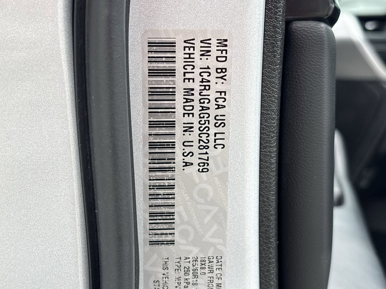 Used 2025 Jeep Grand Cherokee Laredo X w/ Luxury Tech Group I RWD image 34