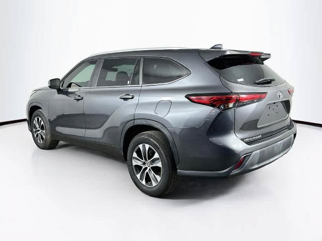 Used 2023 Toyota Highlander XLE FWD image 4