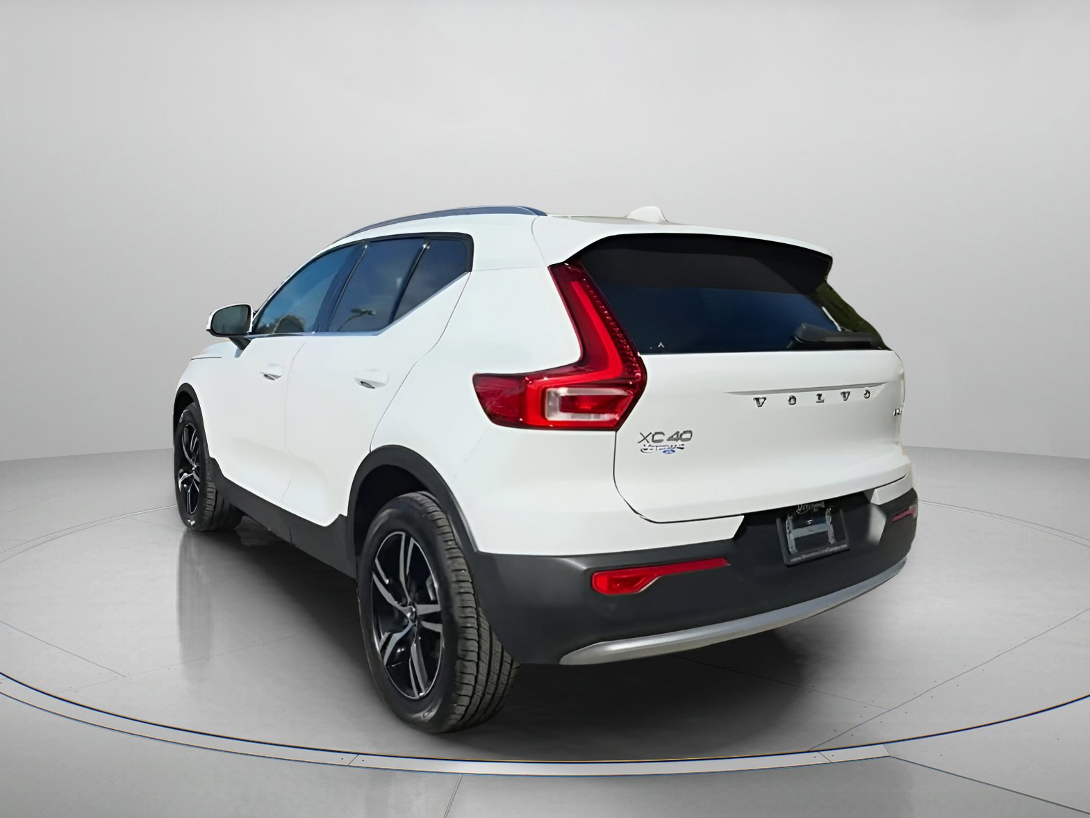 Used 2023 Volvo XC40 B5 Plus image 15