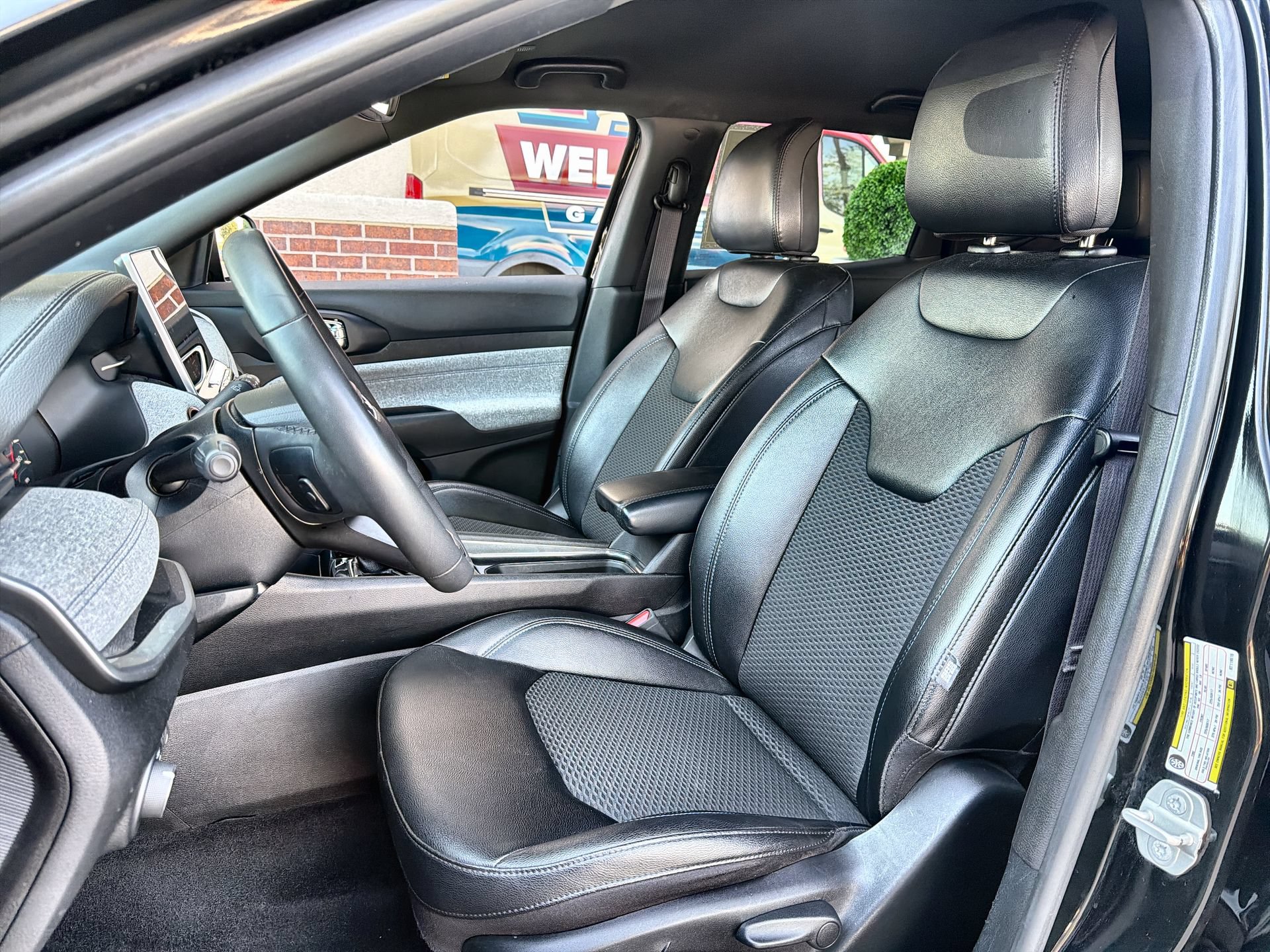 Used 2024 Jeep Compass Latitude AWD/4WD image 11