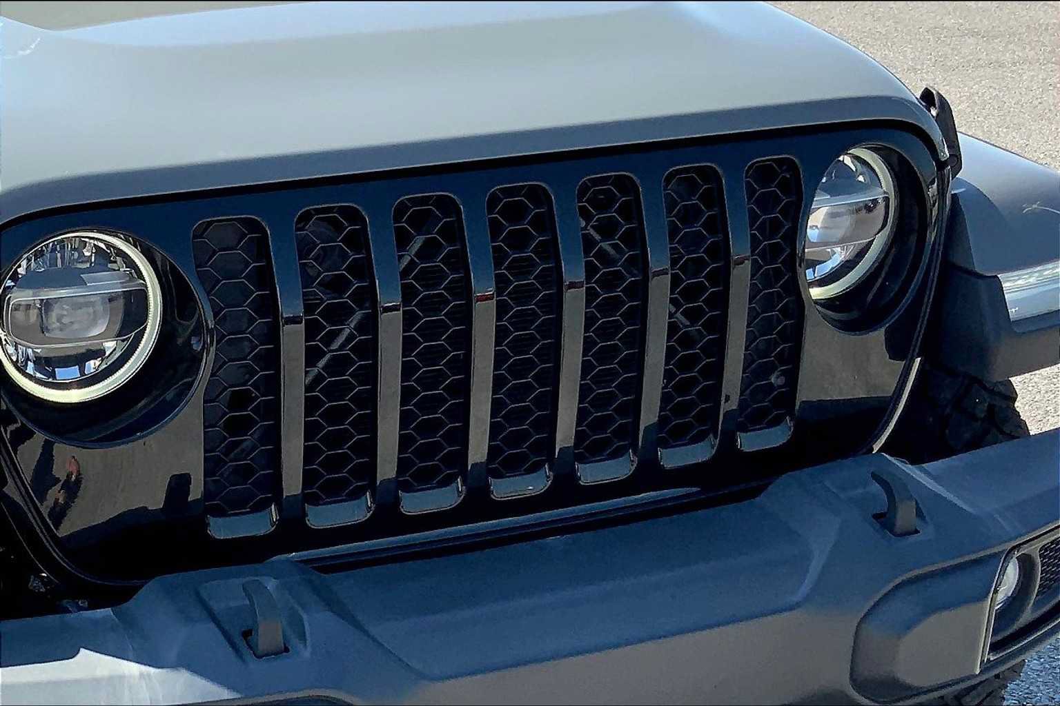 Used 2021 Jeep Gladiator Sport AWD/4WD image 30