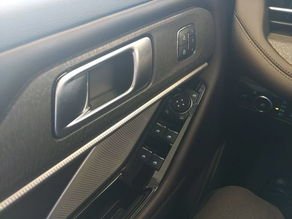 Certified 2025 Ford Explorer Platinum AWD/4WD image 30