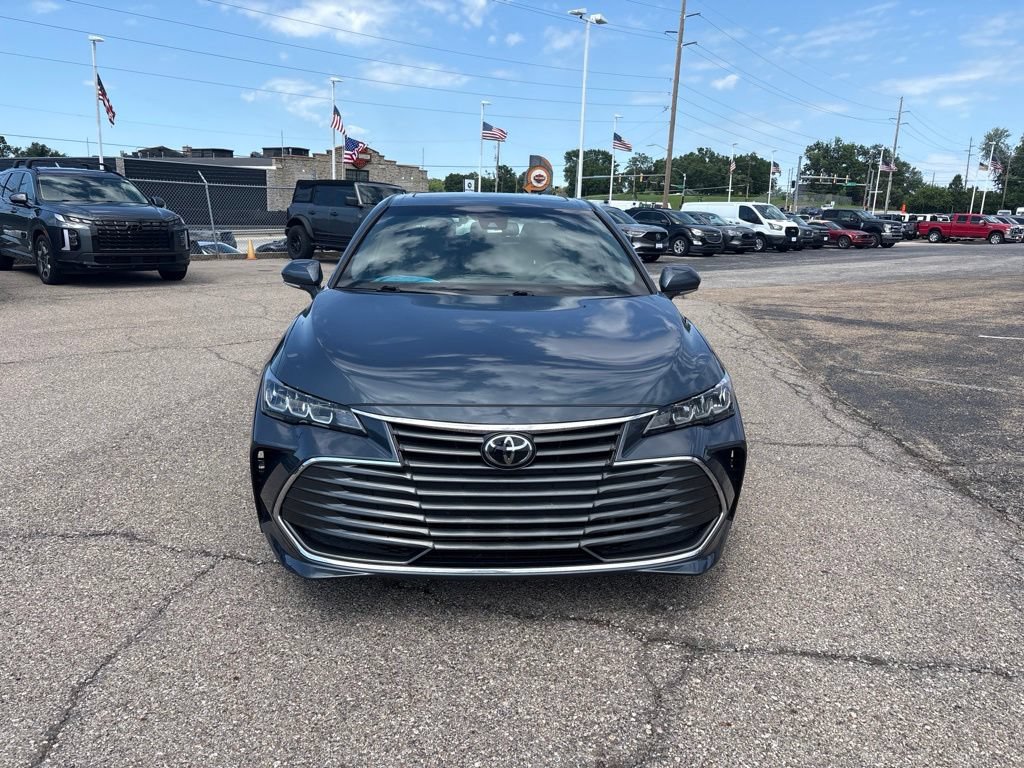 Used 2022 Toyota Avalon XLE w/ Moonroof Package FWD image 2