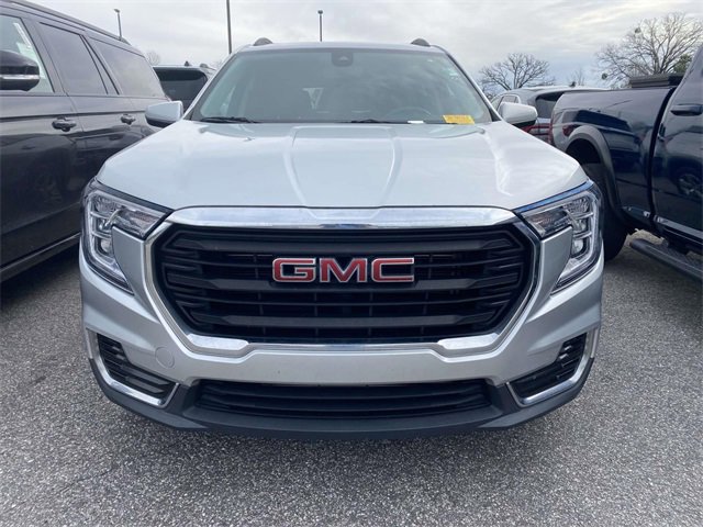 Used 2022 GMC Terrain SLE w/ Driver Convenience Package image 3