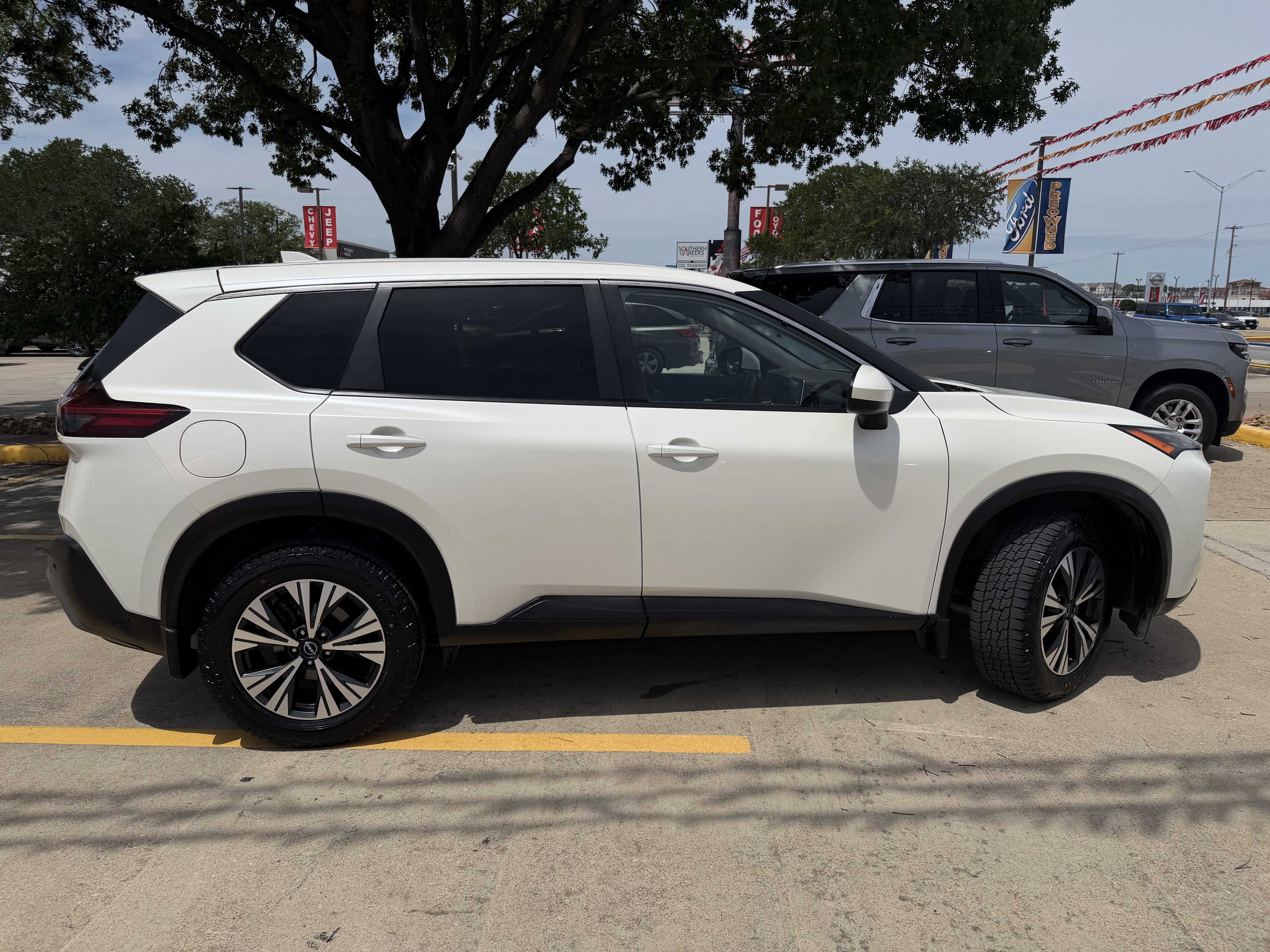 Used 2023 Nissan Rogue SV FWD image 4