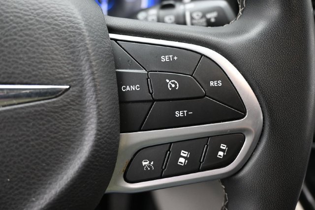 Used 2023 Chrysler Pacifica Touring-L FWD image 17
