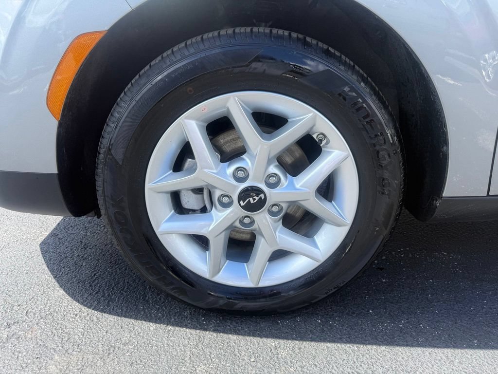 Used 2025 Kia Soul LX w/ LX Technology Package FWD image 12