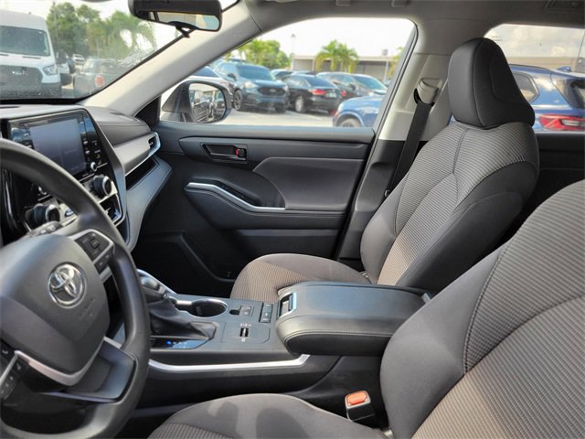 Used 2022 Toyota Highlander L image 18
