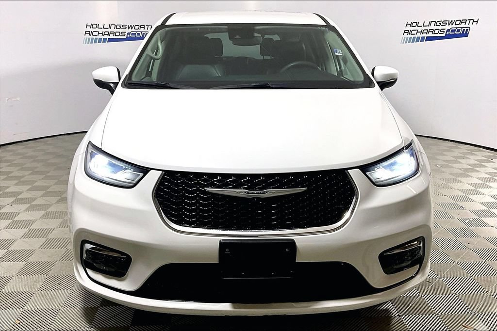 Used 2023 Chrysler Pacifica Touring-L FWD image 2