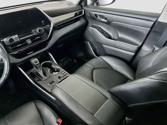 Used 2023 Toyota Highlander XLE FWD image 11