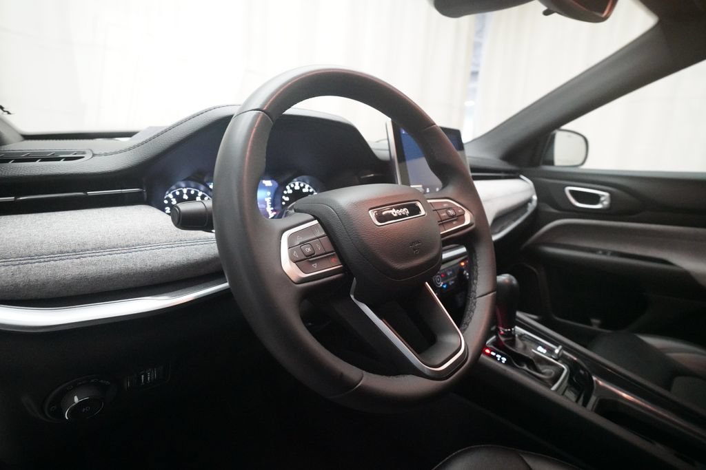 Used 2024 Jeep Compass Latitude AWD/4WD image 8