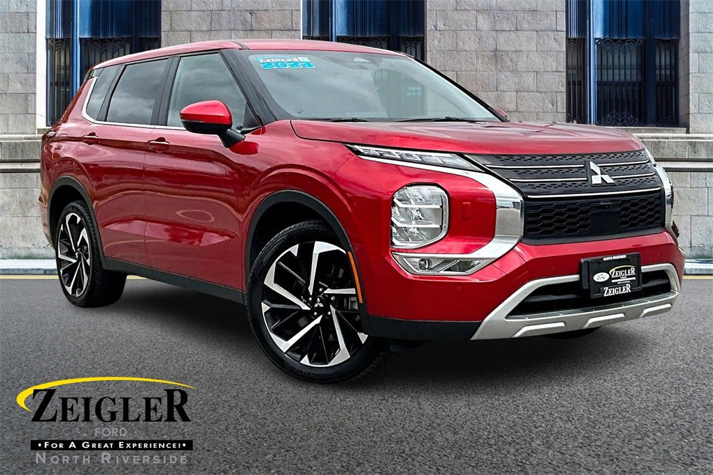 Used 2023 Mitsubishi Outlander SE image 1