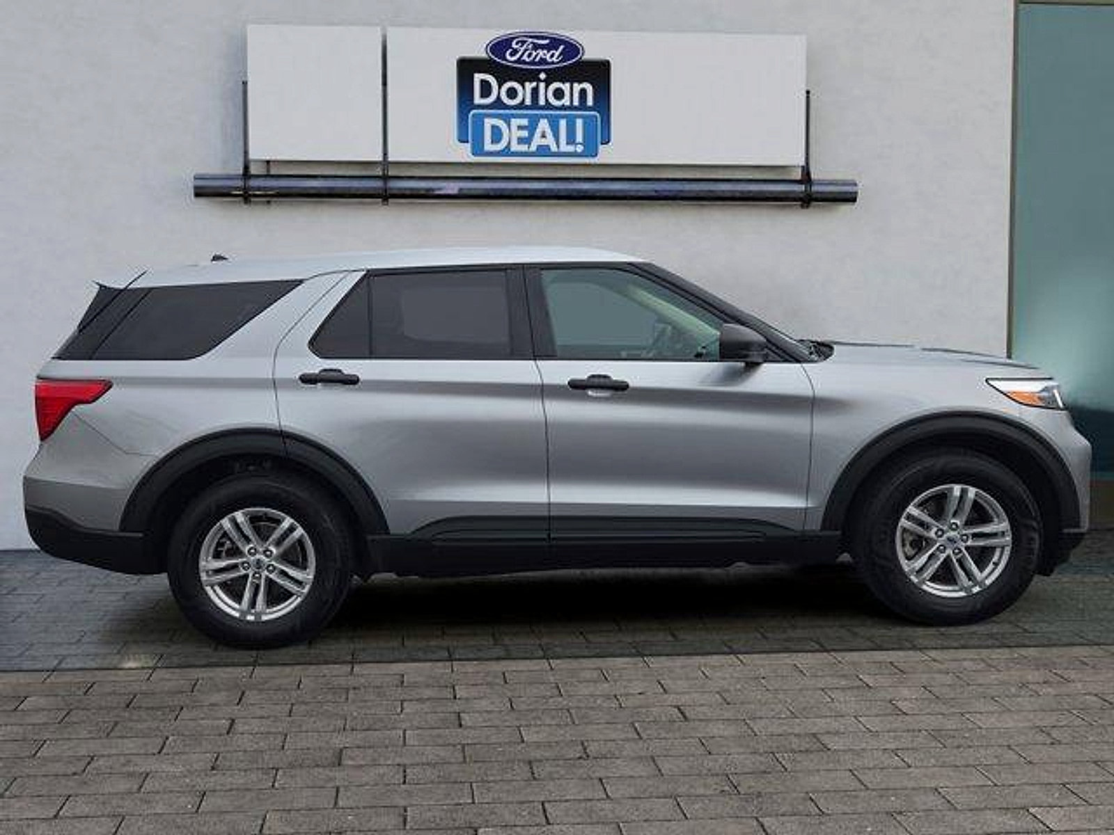 Certified 2023 Ford Explorer 4WD image 2