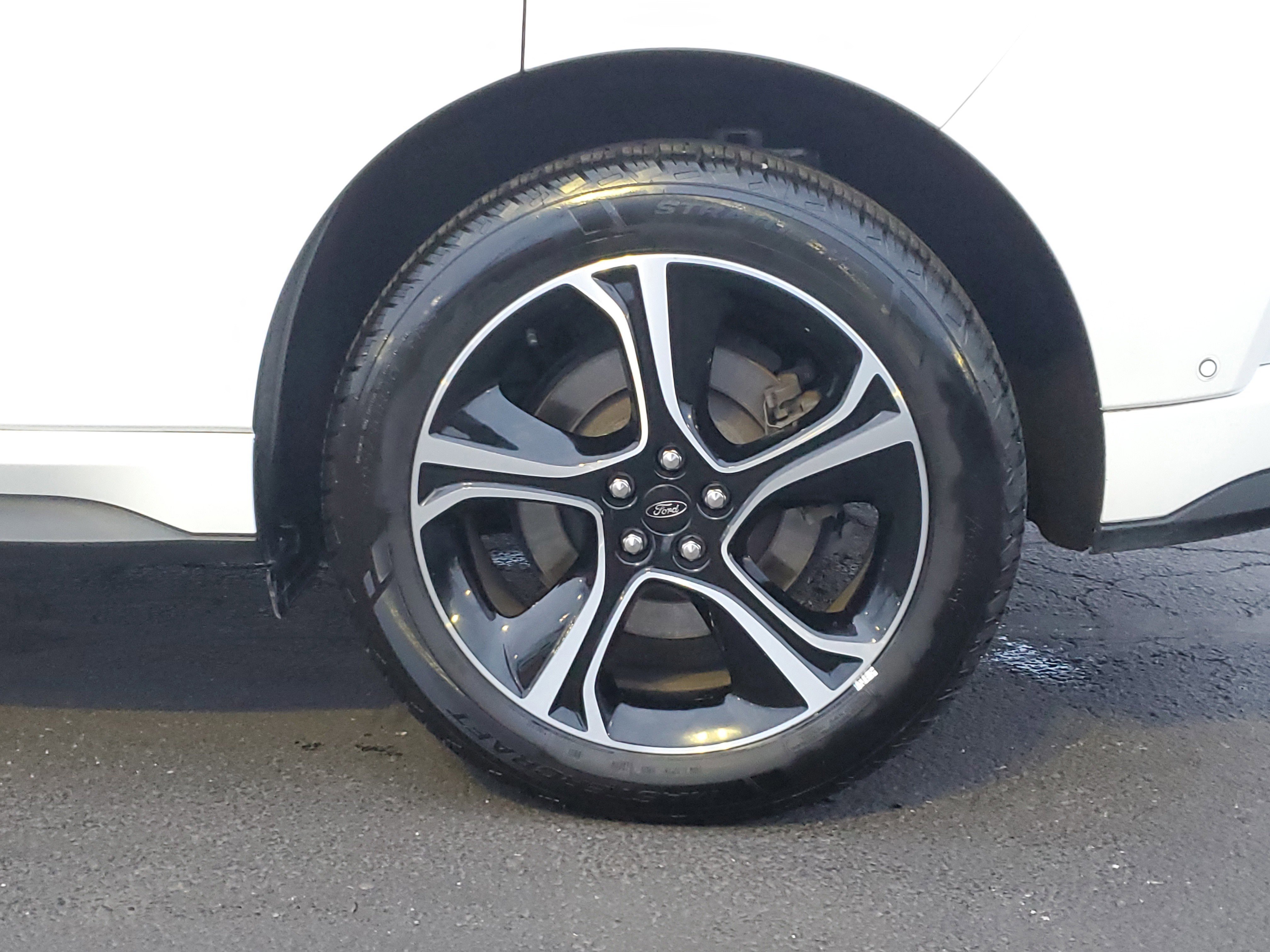 Certified 2022 Ford Edge ST w/ Equipment Group 401A image 5